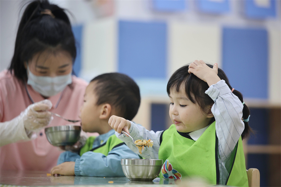 小朋友學(xué)會(huì)了自己吃午飯。張敏攝