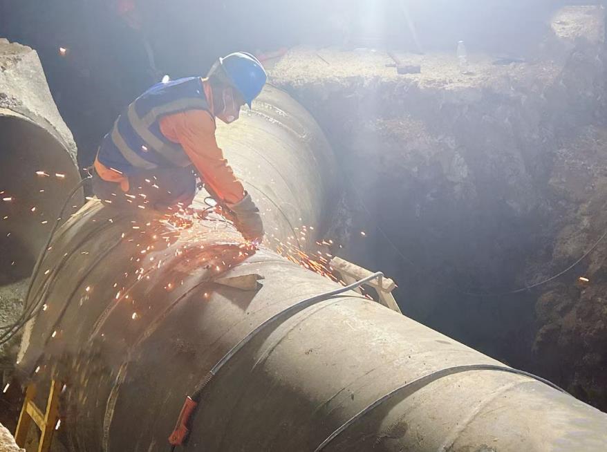 5月29日夜間，清溪路與洪橋路交口進(jìn)行供水管道接駁焊接作業(yè)。合肥水務(wù)集團(tuán)供圖