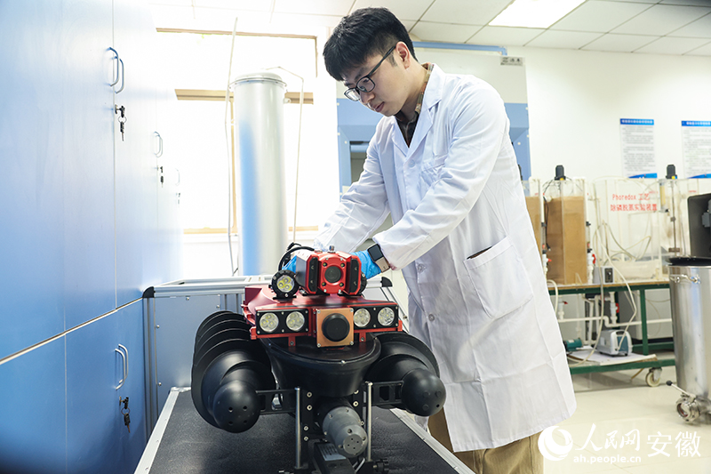 中冶華天工作人員檢測自主研制的排水管道缺陷探測器。人民網(wǎng)記者 張俊攝