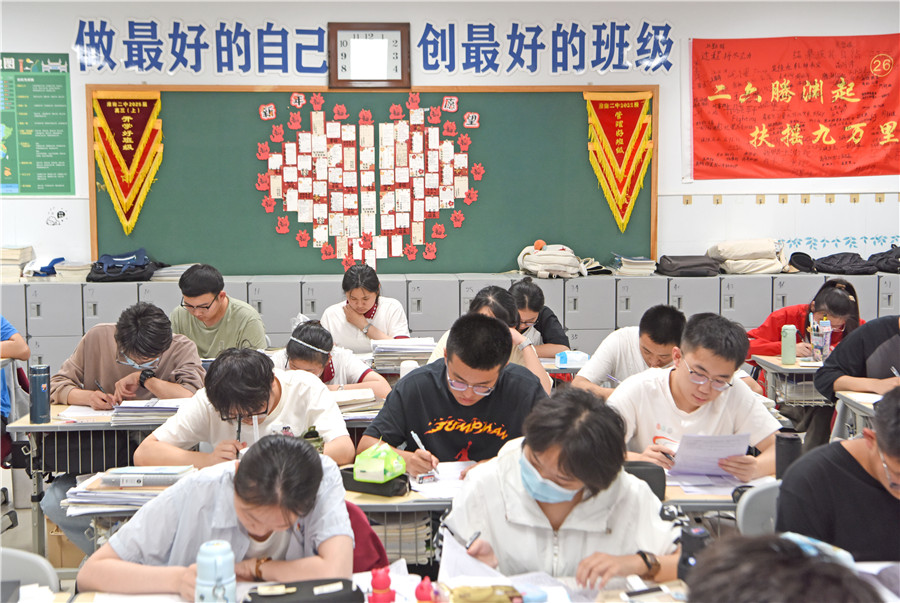 高三學(xué)生在教室里認(rèn)真完成高中階段最后一堂晚自習(xí)課。