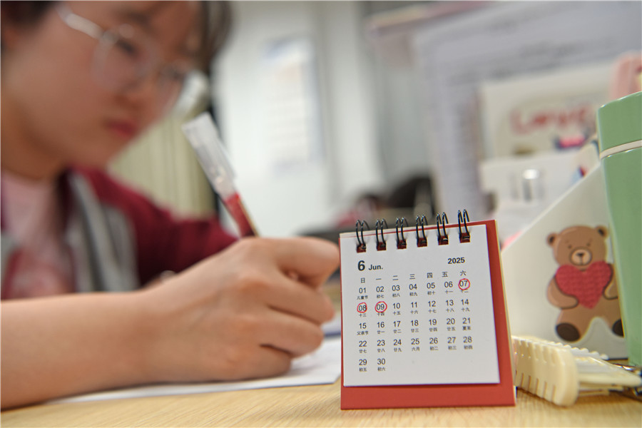 高三學生在教室里認真完成高中階段最后一堂晚自習課。