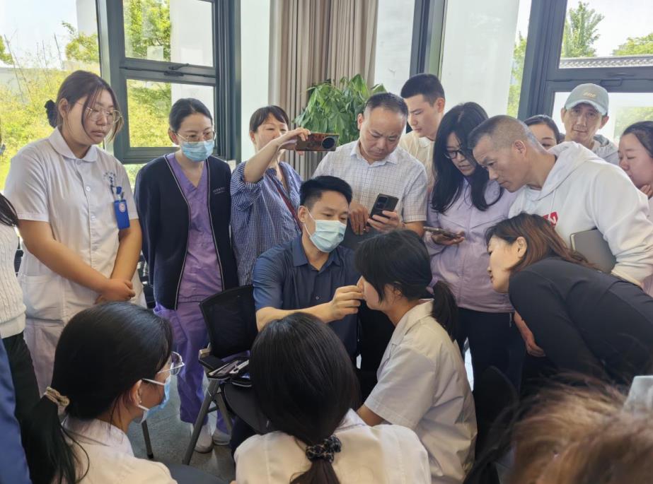 劉照勇已成為學生們追捧的“臨床故事大王”。附屬合肥市八院康復醫(yī)學科供圖