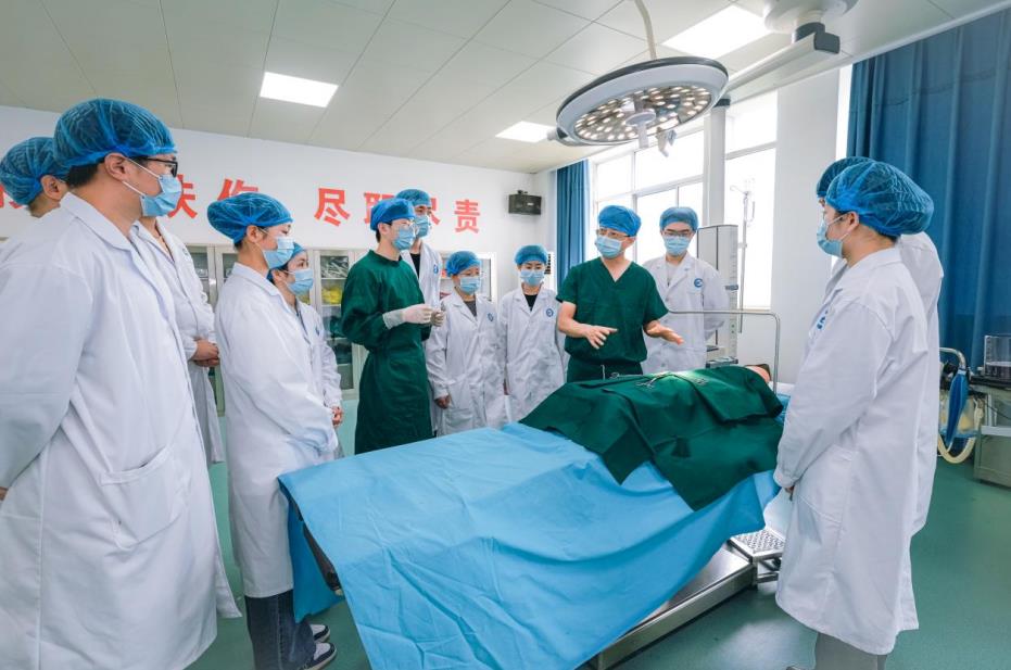 黃永平與中青年臨床醫(yī)師們進行臨床實踐技能交流。合肥職業(yè)技術學院供圖