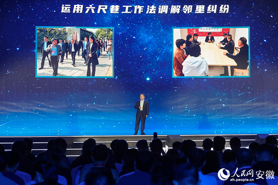 桐城六尺巷社區(qū)黨總支書記張耘講述《文明印記》。人民網(wǎng)記者 張俊攝
