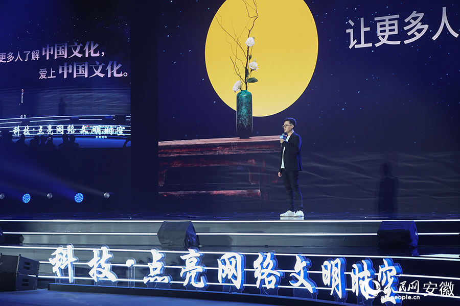 中國傳統(tǒng)文化傳播者田海博講述《文明印記》。人民網(wǎng)記者 張俊攝