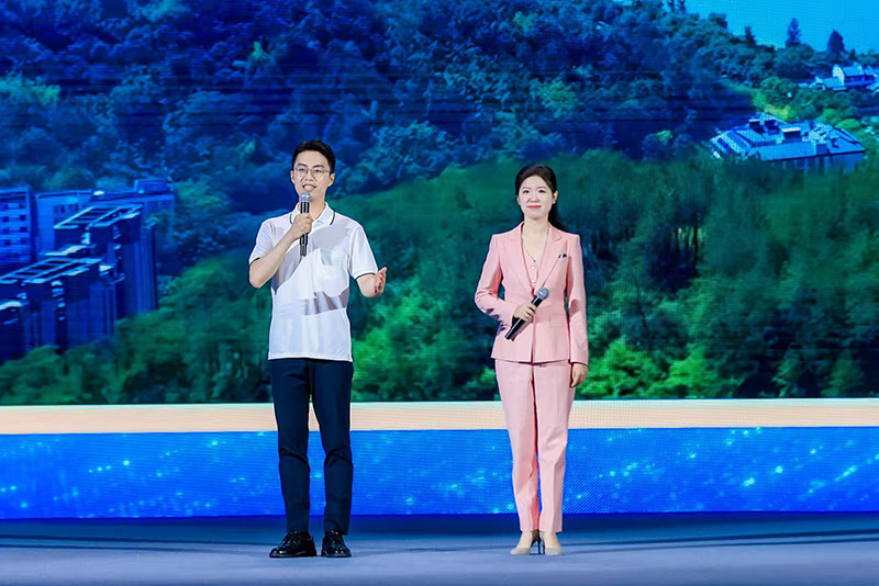人民網(wǎng)網(wǎng)友朱開源和記者陳曦現(xiàn)場(chǎng)分享。主辦方供圖