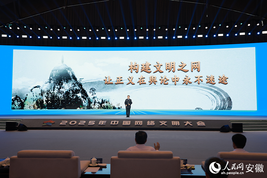 安徽省公安廳法醫(yī)、作家秦明作主題演講。人民網(wǎng)記者 王曉飛攝