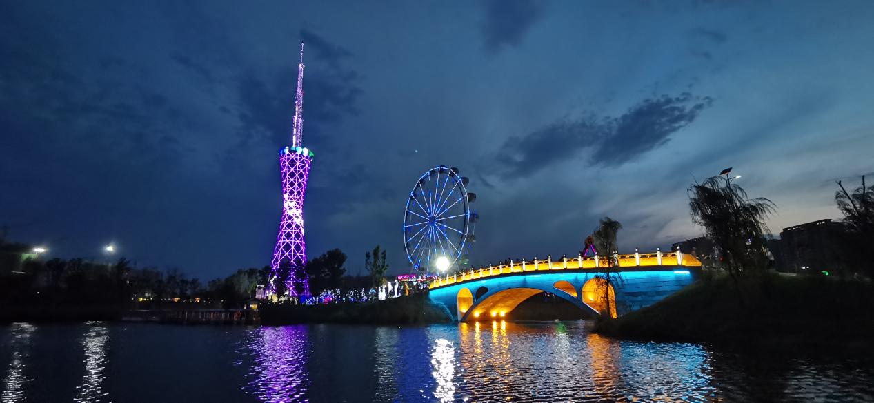 健身公園夜景。利辛縣委宣傳部供圖