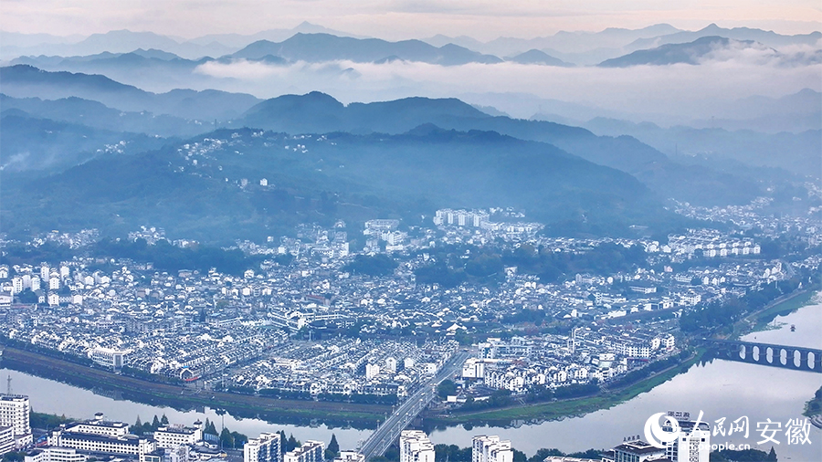 徽州古城與遠(yuǎn)處的山巒相映成輝。人民網(wǎng) 郭昊攝