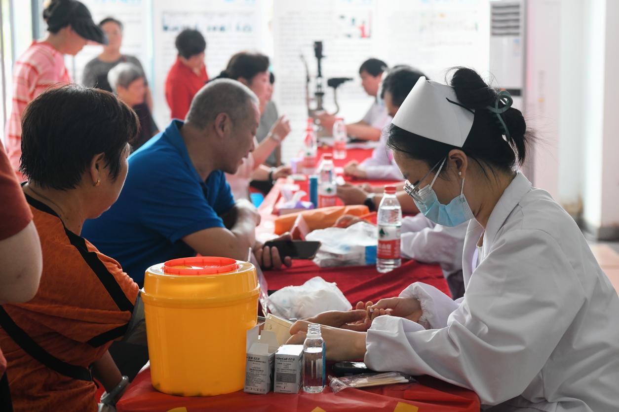 合肥市一院醫(yī)生專家下沉基層為百姓檢查身體。合肥市一院供圖