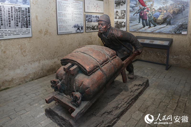 推著小推車支援前線的百姓塑像。人民網(wǎng) 呂歡歡攝
