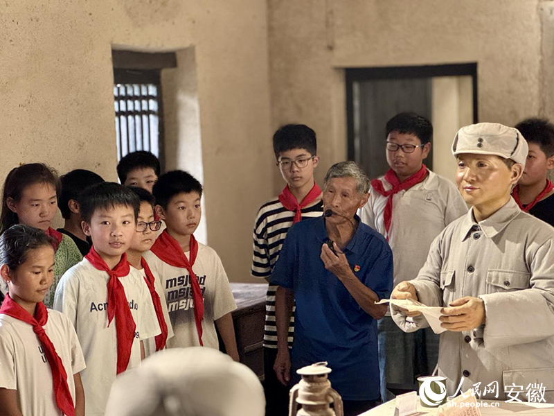 李華松向?qū)W生們講解當(dāng)年那段難忘歷史。 人民網(wǎng) 呂歡歡攝