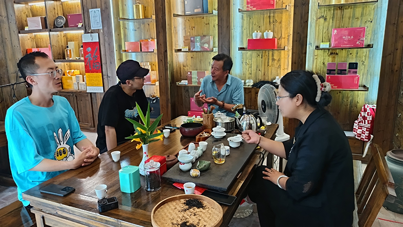 公社社員走訪茶廠，了解茶葉銷售情況。祁民公社供圖