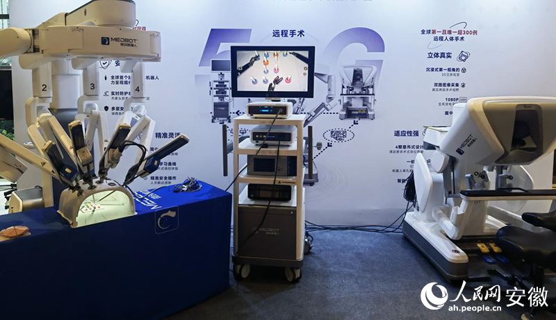 2025全國泌尿外科機器人大會會場展示的一款國產(chǎn)“手術(shù)機器人”。人民網(wǎng)記者 周坤攝