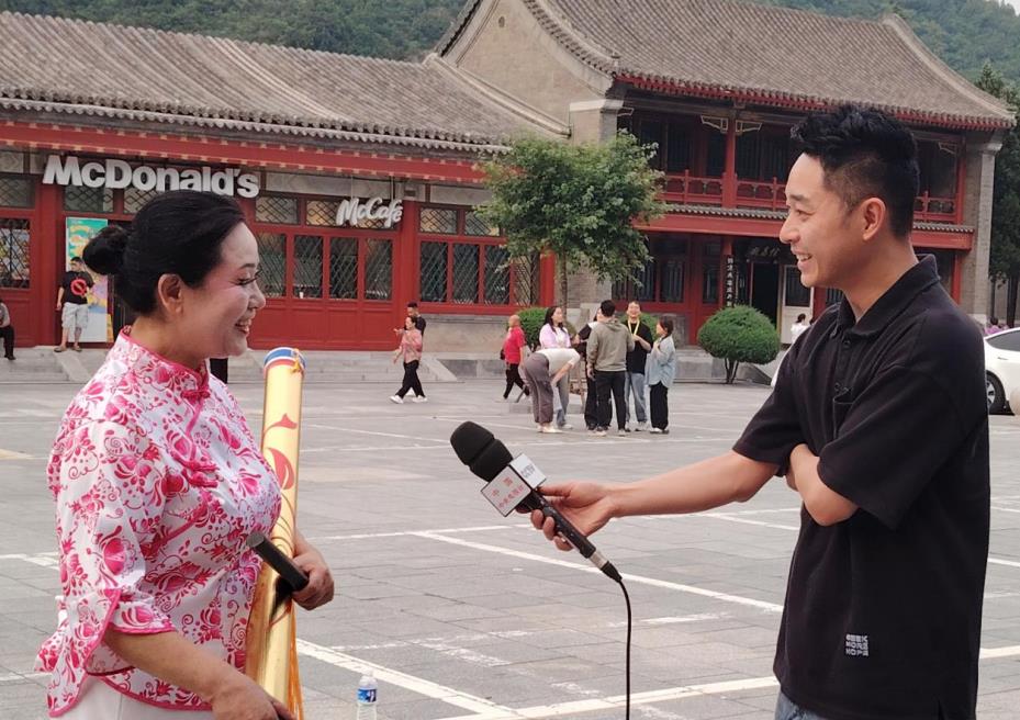 接受采訪。