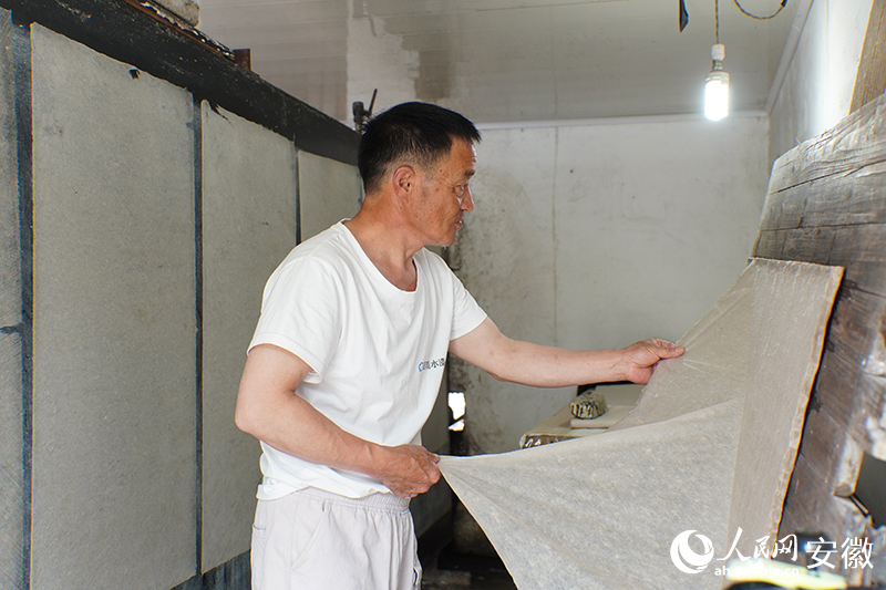 曬紙。人民網(wǎng)記者 陳若天攝