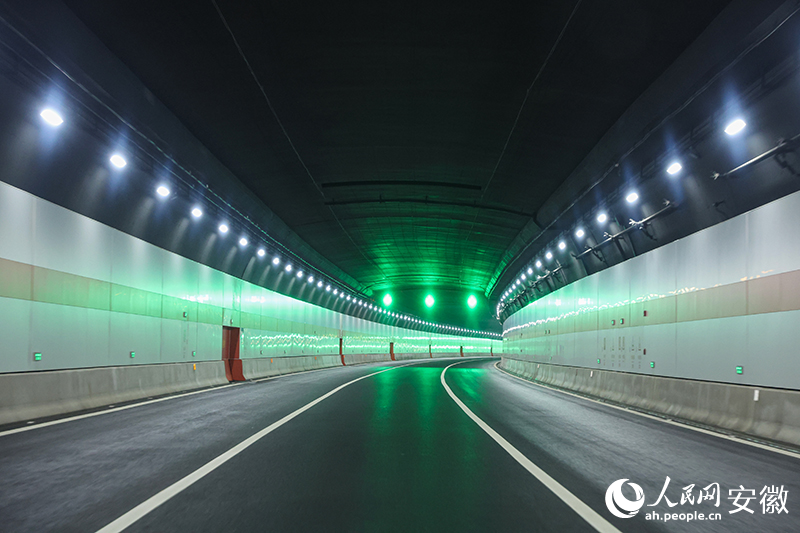 隧道為雙向六車道，設計時速80公里。人民網(wǎng)記者 張俊攝