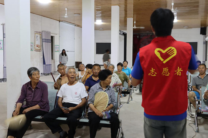 村民們在認(rèn)真聽講。