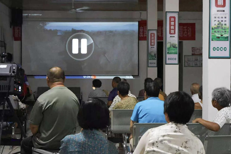 村民們集中觀看電影。