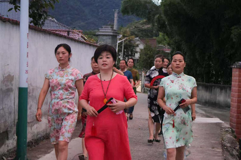 旗袍秀隊(duì)伍在街道走秀。
