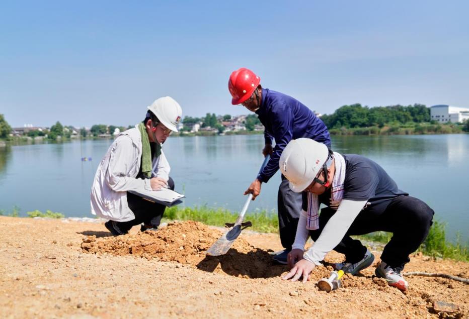 工作人員在祠堂湖水毀修復(fù)點(diǎn)選取土方樣本。陳磊攝