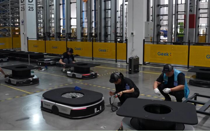 合肥極智嘉機(jī)器人有限公司正在調(diào)試機(jī)器人硬件。