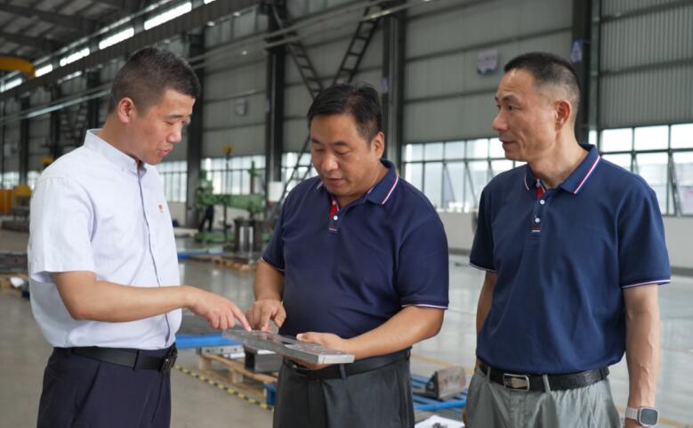 廬江臺(tái)灣農(nóng)民創(chuàng)業(yè)園工作人員深入合肥泰晉機(jī)器人系統(tǒng)有限公司走訪。