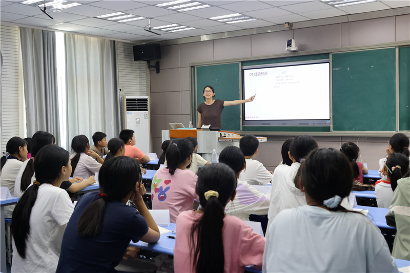 支教隊員在進行授課。