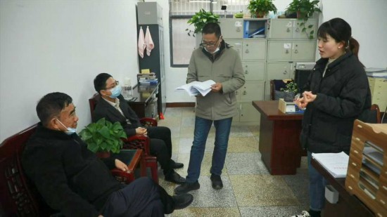 徐淙祥（左）正在太和縣民政局辦理相關協會成立手續(xù)。陶濤 攝