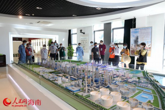采訪團走進中國石化海南煉油化工有限公司。人民網(wǎng) 符武平攝