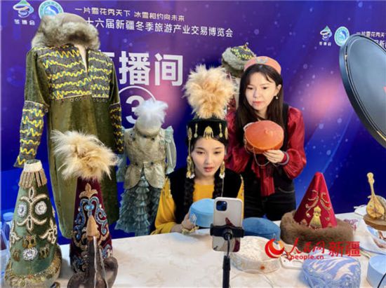 展會現(xiàn)場開展直播帶貨。人民網(wǎng) 李龍攝