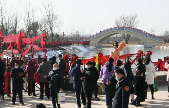 游人在景區(qū)參觀游玩