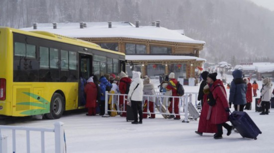 游客們正在有序上車。中國雪鄉(xiāng)景區(qū)供圖