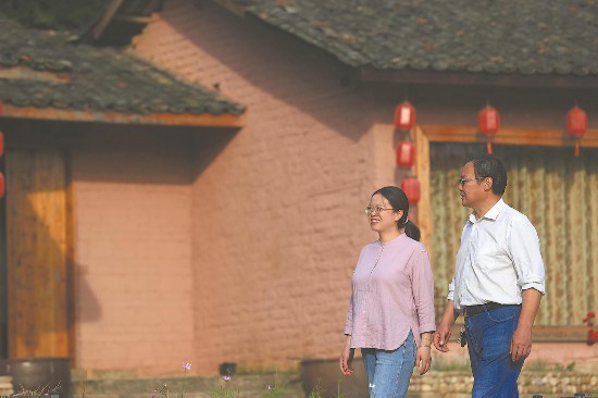 5月16日，葛翔宇來到艾葛山莊民宿，與合伙人李杰邊走邊愉快地交談。他們合租了當?shù)?戶村民閑置的老房子，投入200多萬元將其改造成了精品民宿。