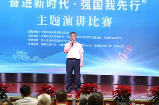 演講環(huán)節(jié)結束后，省演講學會會長崔躍松對決賽選手們優(yōu)點和不足一一做了專業(yè)性點評。