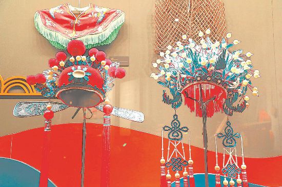 博物館內(nèi)展出的駙馬帽、鳳冠。