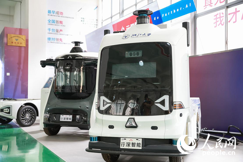 行深智能的快遞無人車。人民網(wǎng)記者 張俊攝 