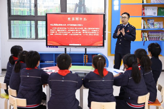 稅務人員為孩子們講解憲法知識。合肥市稅務局供圖