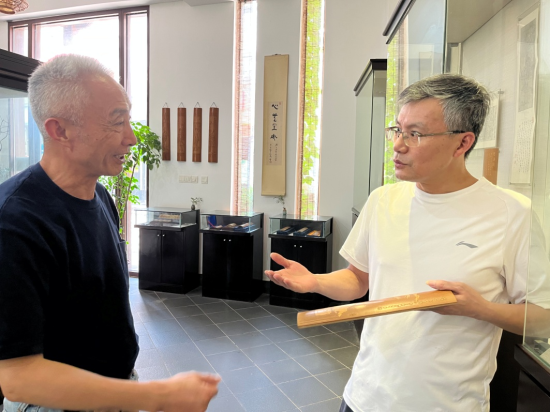   參訪留青竹刻省級非遺傳承人汪偉