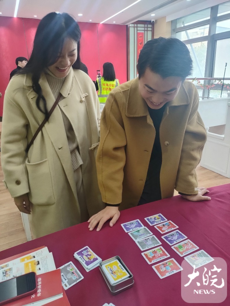 包河區(qū)婚姻登記處，一對(duì)新人在玩“性格卡牌”游戲。