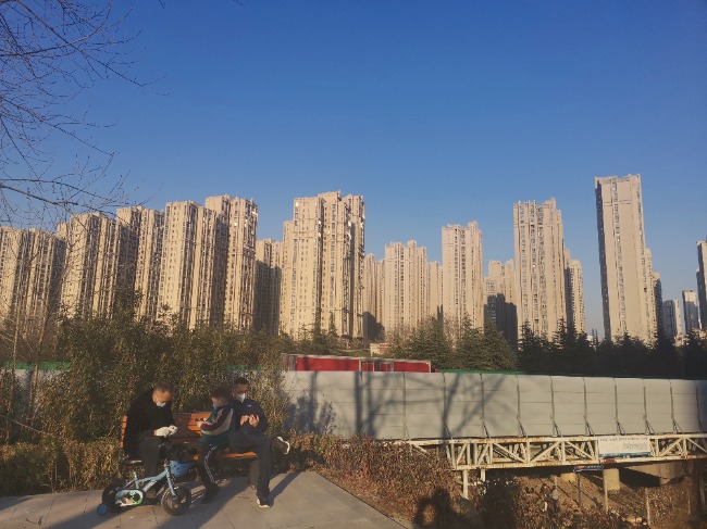 2月26日，湛藍(lán)的天空下，正在享受周末悠閑時(shí)光的合肥市民。
