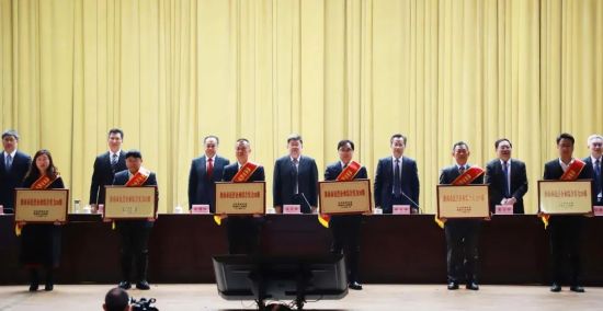 中環(huán)新能源控股集團副總裁、中環(huán)低碳總經理劉志鋒博士上臺領獎