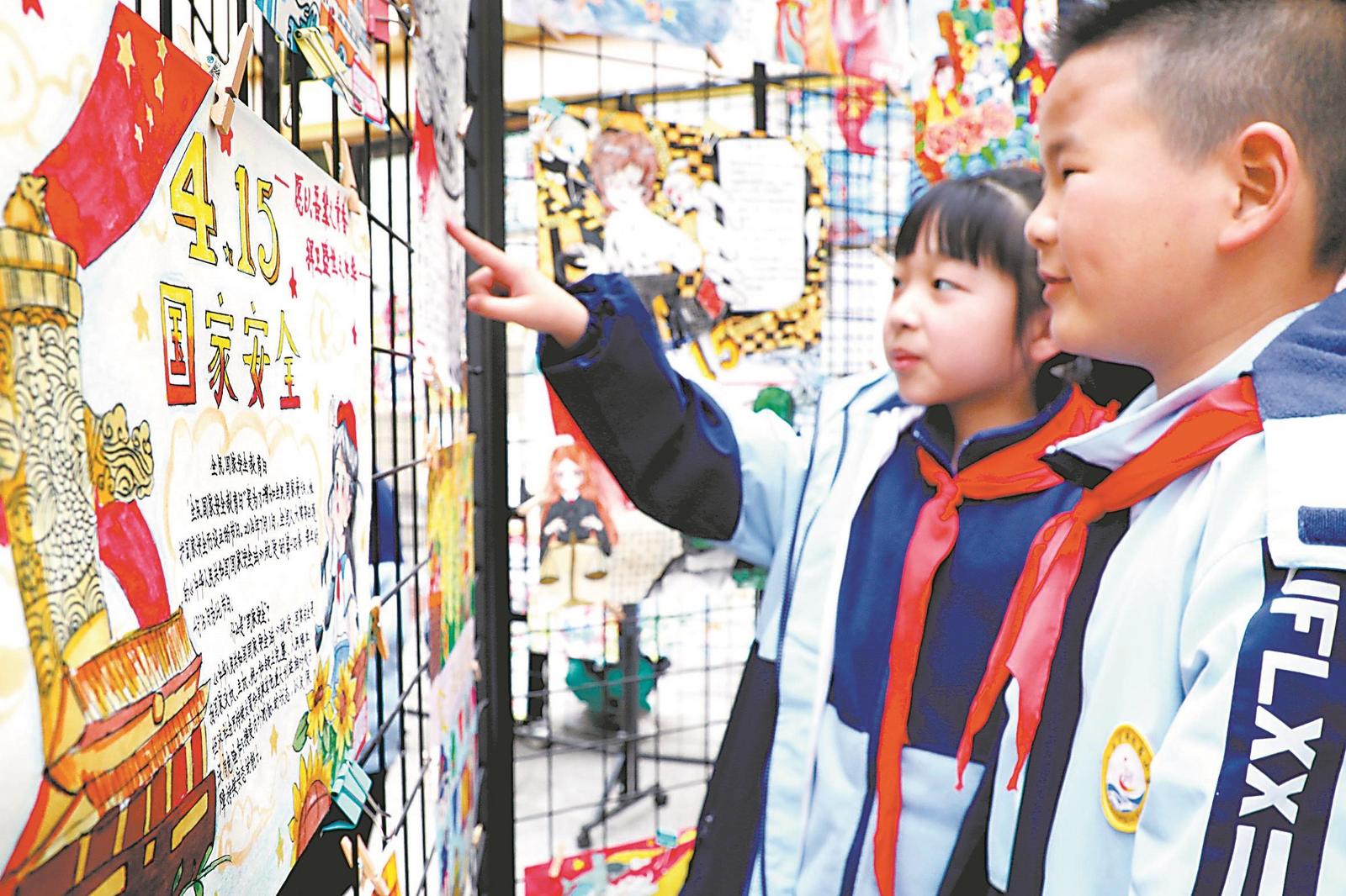 4月10日，六安市解放路小學(xué)“少年警?！钡耐瑢W(xué)在觀看主題書(shū)畫(huà)展覽，學(xué)習(xí)國(guó)家安全知識(shí)。 通訊員 田凱平 攝