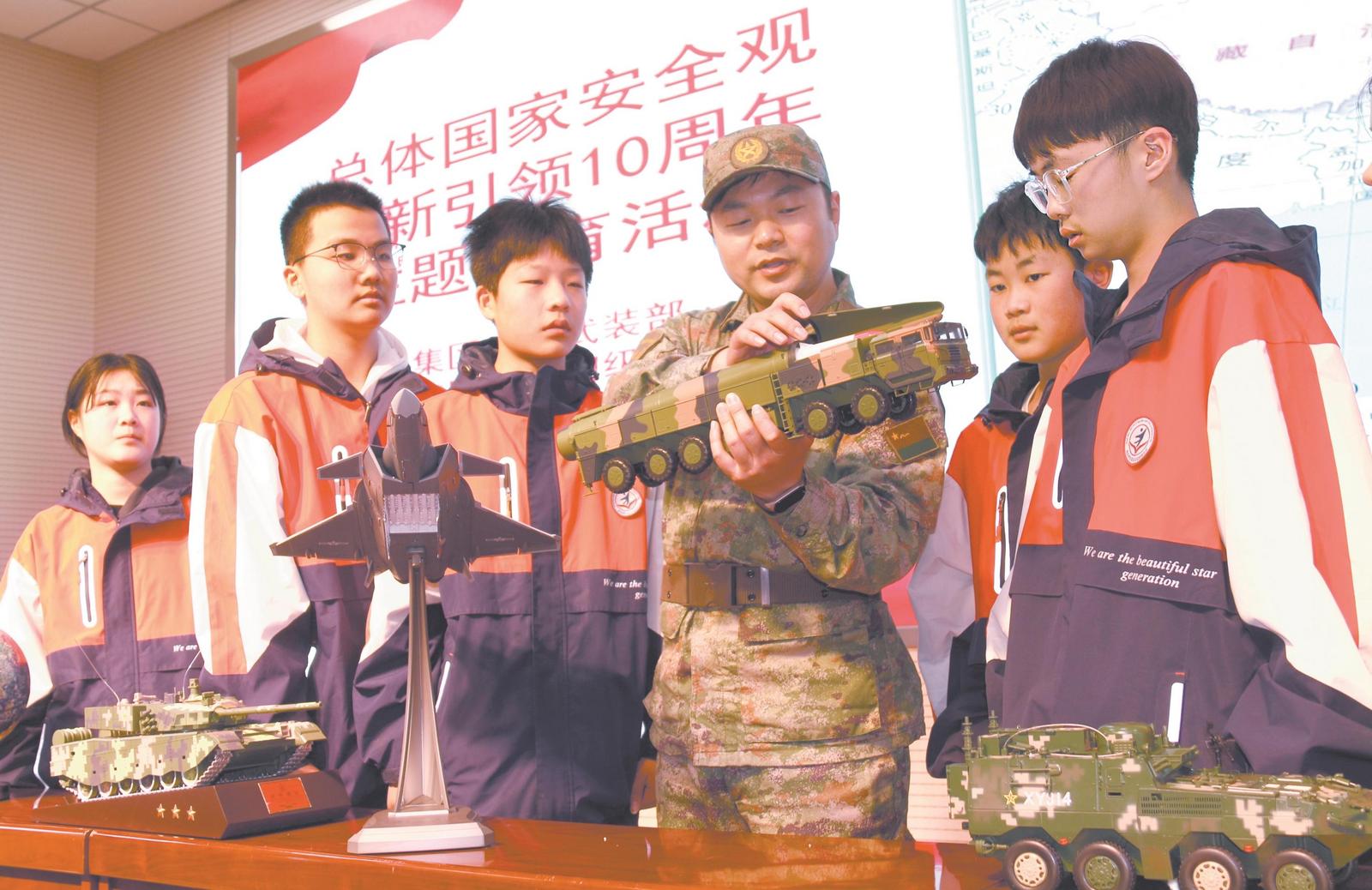 日前，淮北市杜集區(qū)人民武裝部和該區(qū)實(shí)驗(yàn)初級(jí)中學(xué)聯(lián)合開(kāi)展活動(dòng)，通過(guò)國(guó)防知識(shí)介紹，引導(dǎo)學(xué)生努力學(xué)習(xí)，報(bào)效祖國(guó)。通訊員 朱成凌 攝