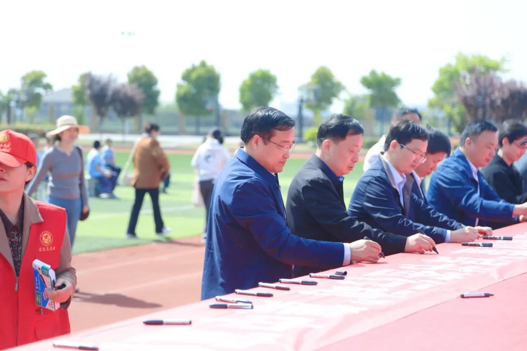 簽名儀式現(xiàn)場。