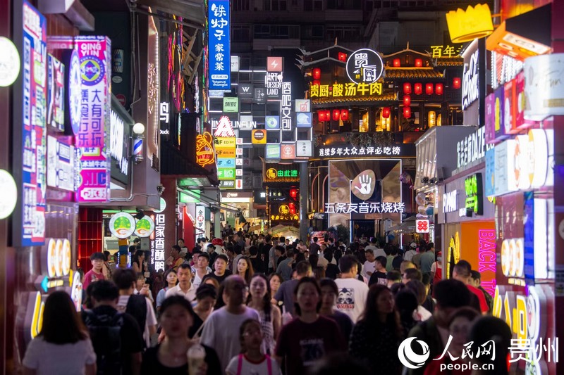 6月21日，貴陽(yáng)青云市集內(nèi)游人如織。人民網(wǎng)記者 翁奇羽攝