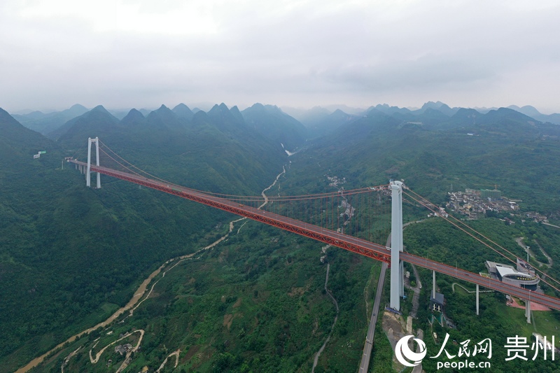 6月23日拍攝的壩陵河大橋，飛跨峽谷，雄奇壯美。人民網(wǎng)記者 翁奇羽攝