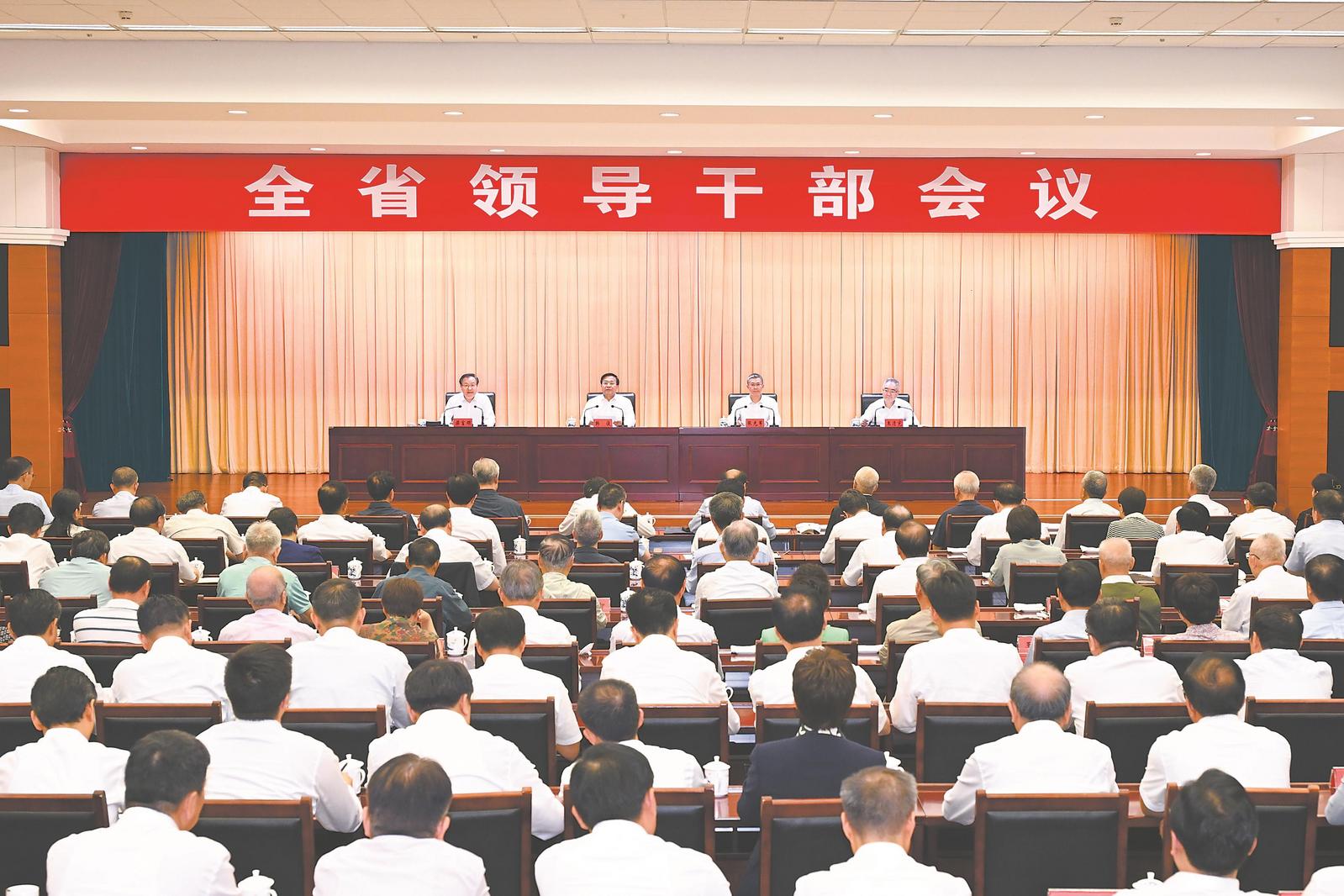 6月28日，安徽省召開全省領(lǐng)導(dǎo)干部會議。中央組織部副部長張光軍同志出席會議并宣布中央決定：梁言順同志任安徽省委委員、常委、書記，韓俊同志不再擔(dān)任安徽省委書記、常委、委員職務(wù)。記者 楊 竹 攝