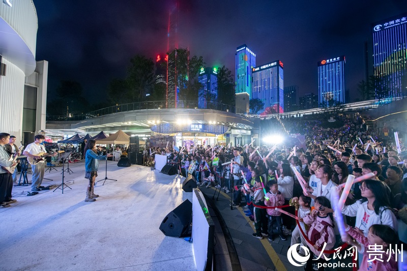6月26日晚，貴陽(yáng)市觀山湖“路邊音樂(lè)會(huì)”現(xiàn)場(chǎng)氣氛熱烈，觀眾陶醉音樂(lè)之中。人民網(wǎng)記者 翁奇羽攝
