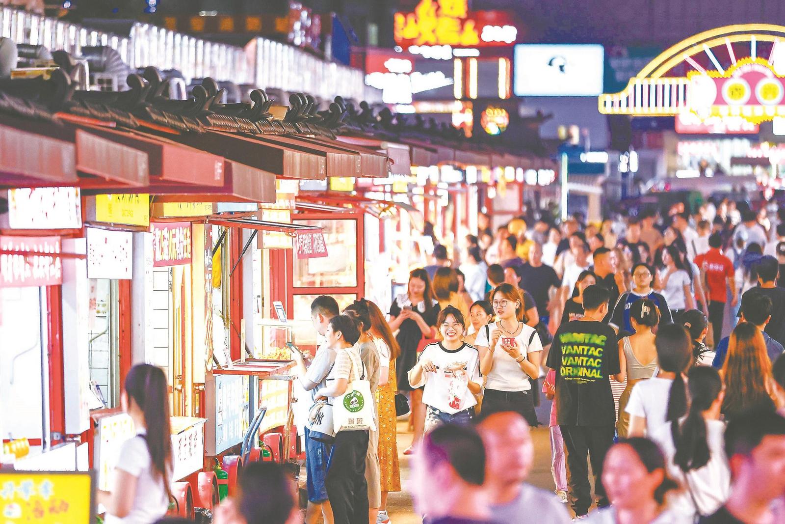 入夜，合肥市蜀山區(qū)?；芪幕罱譄艋鹆疗?，小吃攤位逐漸登場，食物的香氣氤氳在整片街道。